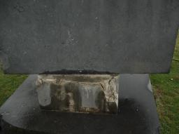 Sepultura de la edad del hierro - Cromlech/Navarra/escultura/Skulptur de Oteiza en recuerdo a Padre Donostia Sepultura de la edad del hierro - Cromlech/Navarra/escultura/Skulptur de Oteiza en recuerdo a Padre Donostia