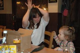 Isabella mimt die/den OsterhasIn Isabella mimt die/den OsterhasIn