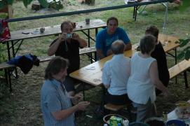 Peter schiesst zurueck, Thomas/Mike mit Weinflasche Peter schiesst zurueck, Thomas/Mike mit Weinflasche