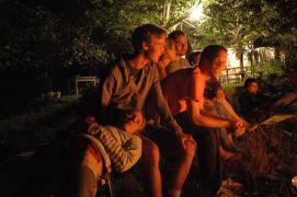 Clelia, Max, Livia, Elton, Camilo, Magdalena/am Lagerfeuer Clelia, Max, Livia, Elton, Camilo, Magdalena/am Lagerfeuer