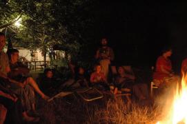 Elton, Margareta, Magdalena, (Isabella), Carmen-Elena, Franz, Michi, Herta/am Lagerfeuer Elton, Margareta, Magdalena, (Isabella), Carmen-Elena, Franz, Michi, Herta/am Lagerfeuer