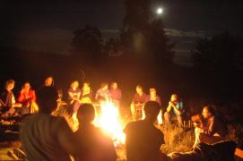 Hintergrund: Johanna, Paca, Mike, Luise, Veronika, Peter F, Maria, Peter K, Elfriede, Thomas, Franz/(Vordergrund: Elton, Livia, Max, Clelia)/am Lagerfeuer/mit Mond Hintergrund: Johanna, Paca, Mike, Luise, Veronika, Peter F, Maria, Peter K, Elfriede, Thomas, Franz/(Vordergrund: Elton, Livia, Max, Clelia)/am Lagerfeuer/mit Mond