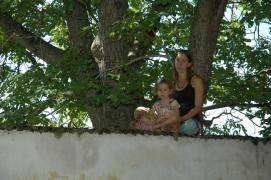 Carmen-Elena, Clelia/auf der Hofmauer /(table tennis as a spectators' sport) Carmen-Elena, Clelia/auf der Hofmauer /(table tennis as a spectators' sport)