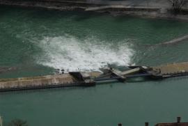 Vom Münster - Blick nach Süden auf Wehr und Fußbrücke/Bern/Berne Schweiz/Switzerland Vom Münster - Blick nach Süden auf Wehr und Fußbrücke/Bern/Berne Schweiz/Switzerland