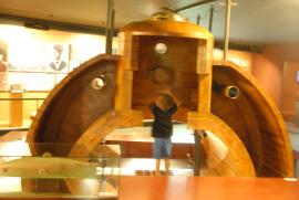 Secció vertical de la cambra de nevegasió del submari "Ictineo II", dissenyat el 1882 per l'inventor i politic Narcis Monturiol (1819 - 1885) i avarat a Barcelona l'any 1864 (reproducció) Secció vertical de la cambra de nevegasió del submari "Ictineo II", dissenyat el 1882 per l'inventor i politic Narcis Monturiol (1819 - 1885) i avarat a Barcelona l'any 1864 (reproducció)