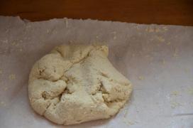 Abgekühltes fermentiertes Okara, Nussmus, Salz und Olivenöl verkneten ... Abgekühltes fermentiertes Okara, Nussmus, Salz und Olivenöl verkneten ...