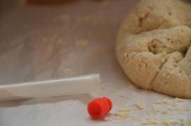 ... und mit Schimmelpilzkultur bestreuen (alternativ wird auch empfohlen, die Sporen in Flüssigkeit zu lösen und aufzusprühen, das ist mir meist zu viel Aufwand) ... und mit Schimmelpilzkultur bestreuen (alternativ wird auch empfohlen, die Sporen in Flüssigkeit zu lösen und aufzusprühen, das ist mir meist zu viel Aufwand)