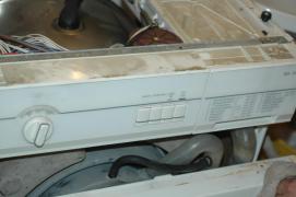 oben mitte: Wasserstandssensor (an der Rueckseite: Schlauch, rechts entlang der Wand befestigt) oben mitte: Wasserstandssensor (an der Rueckseite: Schlauch, rechts entlang der Wand befestigt)