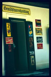 Oesterreich-Reise Juli 1991/Freilichtmuseum oesterreichischer Hoefe Stuebing/Open Air Museum of Austrian Farmyards/Granges/Greisslerei von aussen/grocery store from outside/Gemischtwarenhandlung/Werbeschilder:/Titze (Kaiser-Feigenkaffee)/Aecht Franck (Kaffeezusatz)/Schmoll Pasta/Velma Schokolade/Hirsch Seife/Murauer Genossenschaftsbier/Star/Versale/Wolfner's Samen/Vim kratzt nicht (Scheuerpulver?) Oesterreich-Reise Juli 1991/Freilichtmuseum oesterreichischer Hoefe Stuebing/Open Air Museum of Austrian Farmyards/Granges/Greisslerei von aussen/grocery store from outside/Gemischtwarenhandlung/Werbeschilder:/Titze (Kaiser-Feigenkaffee)/Aecht Franck (Kaffeezusatz)/Schmoll Pasta/Velma Schokolade/Hirsch Seife/Murauer Genossenschaftsbier/Star/Versale/Wolfner's Samen/Vim kratzt nicht (Scheuerpulver?)