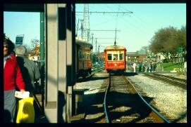 USA Weihnachten 1993/1994/Riverfront Trolley with waiting passengers USA Weihnachten 1993/1994/Riverfront Trolley with waiting passengers