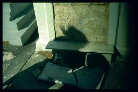 USA Weihnachten 1993/1994/New Orleans, LA/St. Louis Cemetery No. 1/Established 1789/broken inscription plate/'Lou ... d. Nov 26 1966' USA Weihnachten 1993/1994/New Orleans, LA/St. Louis Cemetery No. 1/Established 1789/broken inscription plate/'Lou ... d. Nov 26 1966'